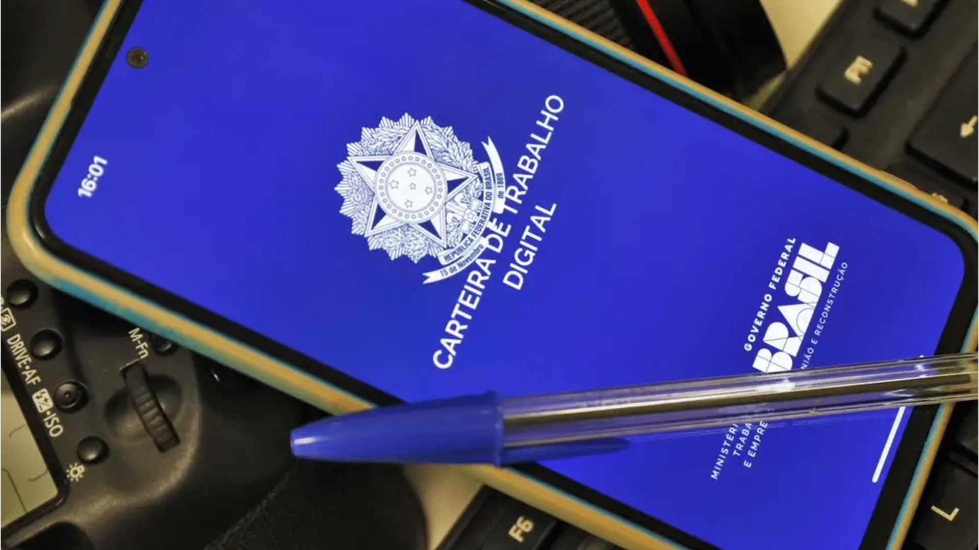 Celular com Carteira de Trabalho Digital (foto: Bruno Peres/Agência Brasil)