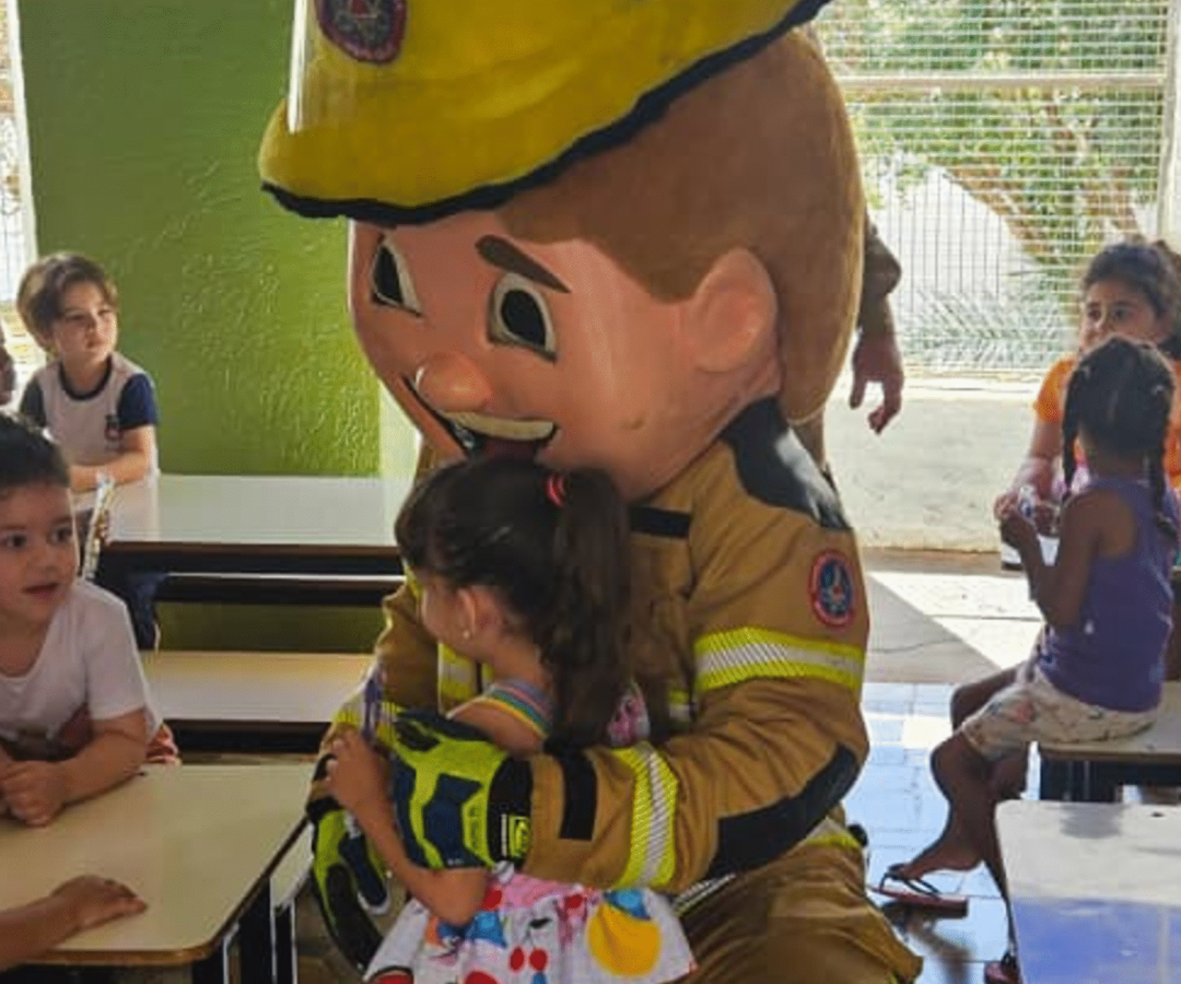 Bombeiros e PM de Ituiutaba realizam ação educativa sobre saúde bucal na creche CMEI Professora Celina Dib