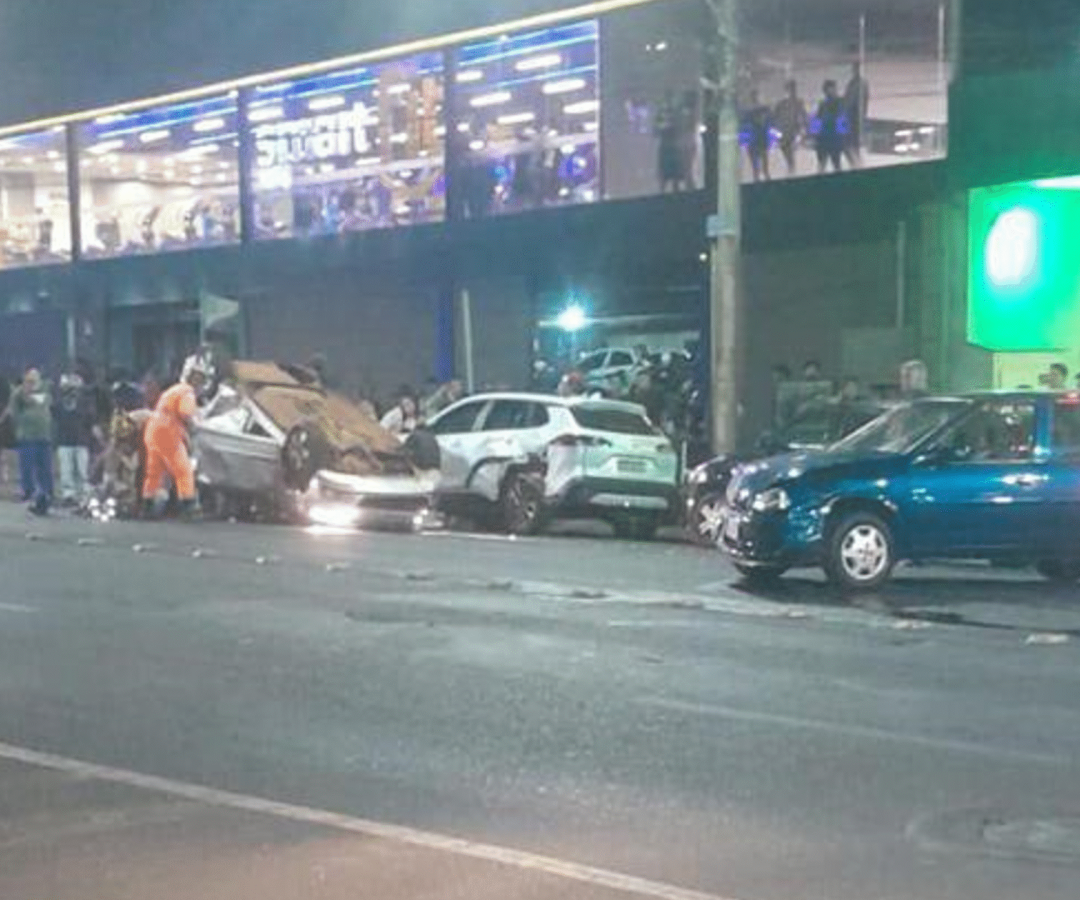 Colisão entre três carros termina em capotamento e deixa quatro feridos na Av. Santos Dumont, em Uberaba