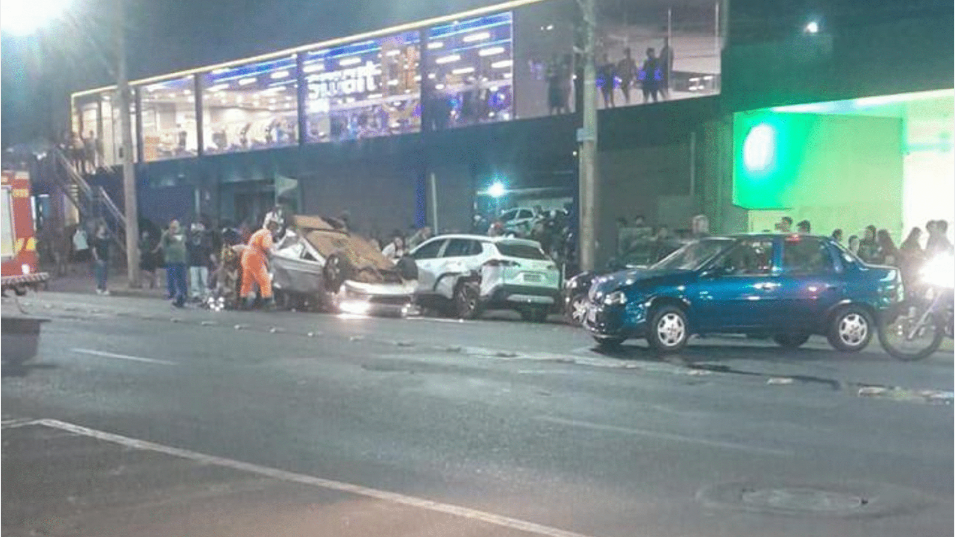 Colisão entre três carros termina em capotamento e deixa quatro feridos na Av. Santos Dumont, em Uberaba
