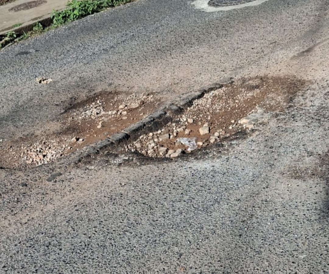 Imagem registra trecho de rua com buracos e desgaste no asfalto em Uberaba (foto: divulgação/ redes sociasi)