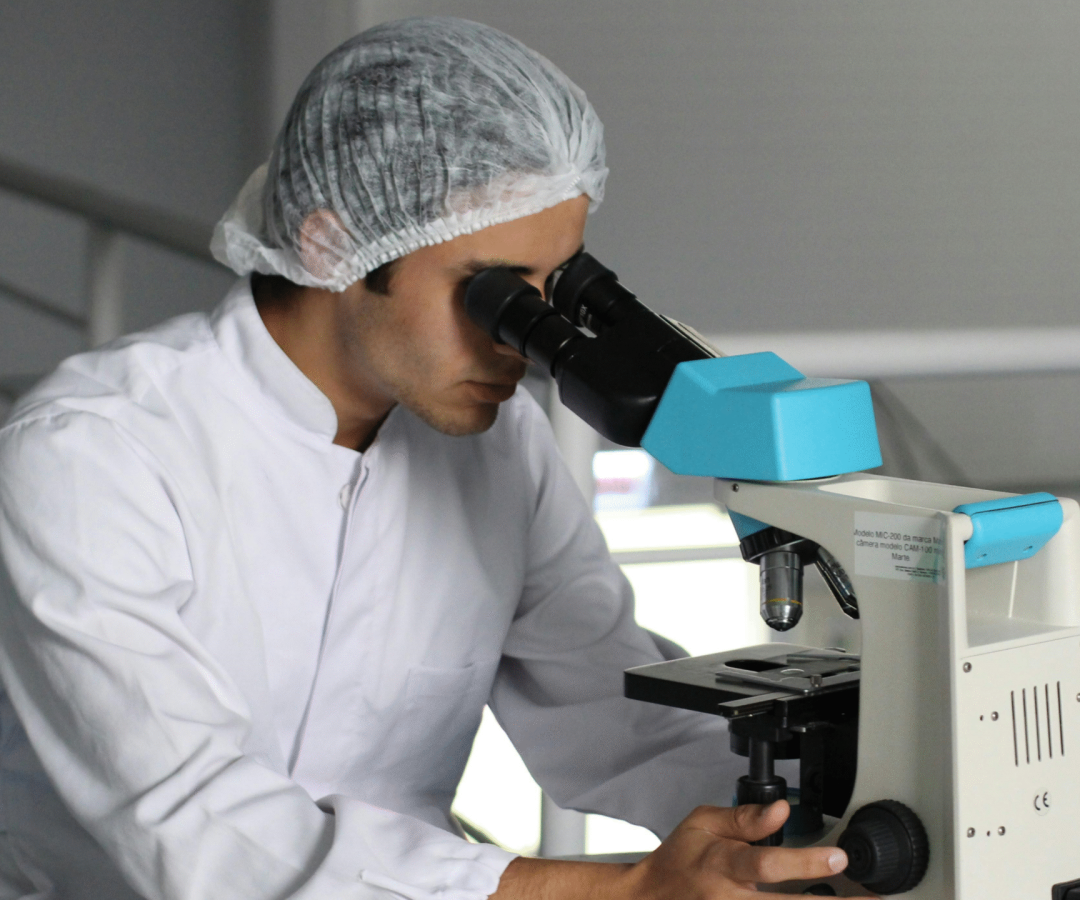 Pesquisador da saúde analisando elementos no microscópio (Foto de Pixabay: https://www.pexels.com/pt-br/foto/camisa-social-branca-masculina-356040/)