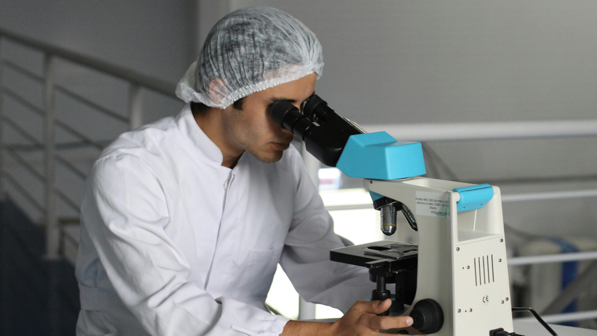 Pesquisador da saúde analisando elementos no microscópio (Foto de Pixabay: https://www.pexels.com/pt-br/foto/camisa-social-branca-masculina-356040/)