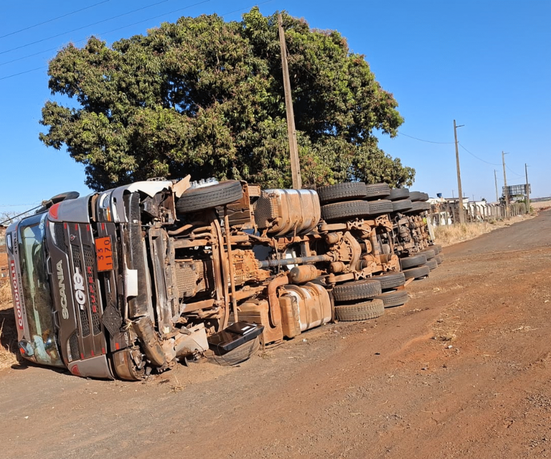 Bitrem com 45 mil litros de etanol tomba na BR-153, em Canápolis (foto: divulgação/CBMG)