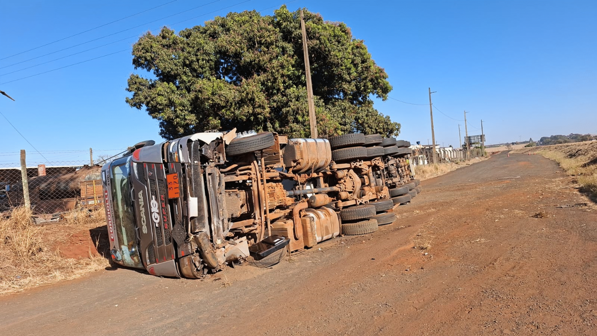 Bitrem com 45 mil litros de etanol tomba na BR-153, em Canápolis (foto: divulgação/CBMG)