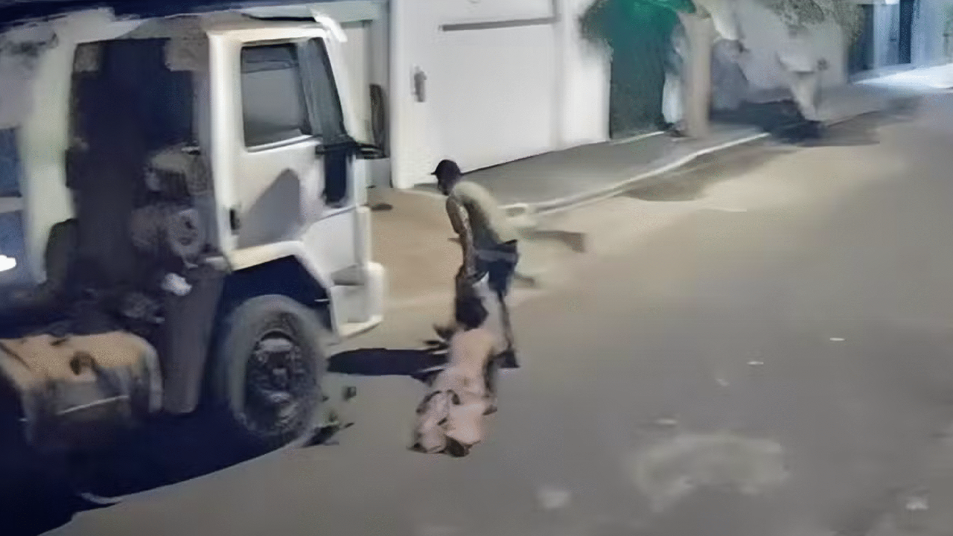 Um homem foi preso em Uberlândia após arrastar a esposa pelos cabelos no meio da rua (imagem: reprodução/redes sociais)
