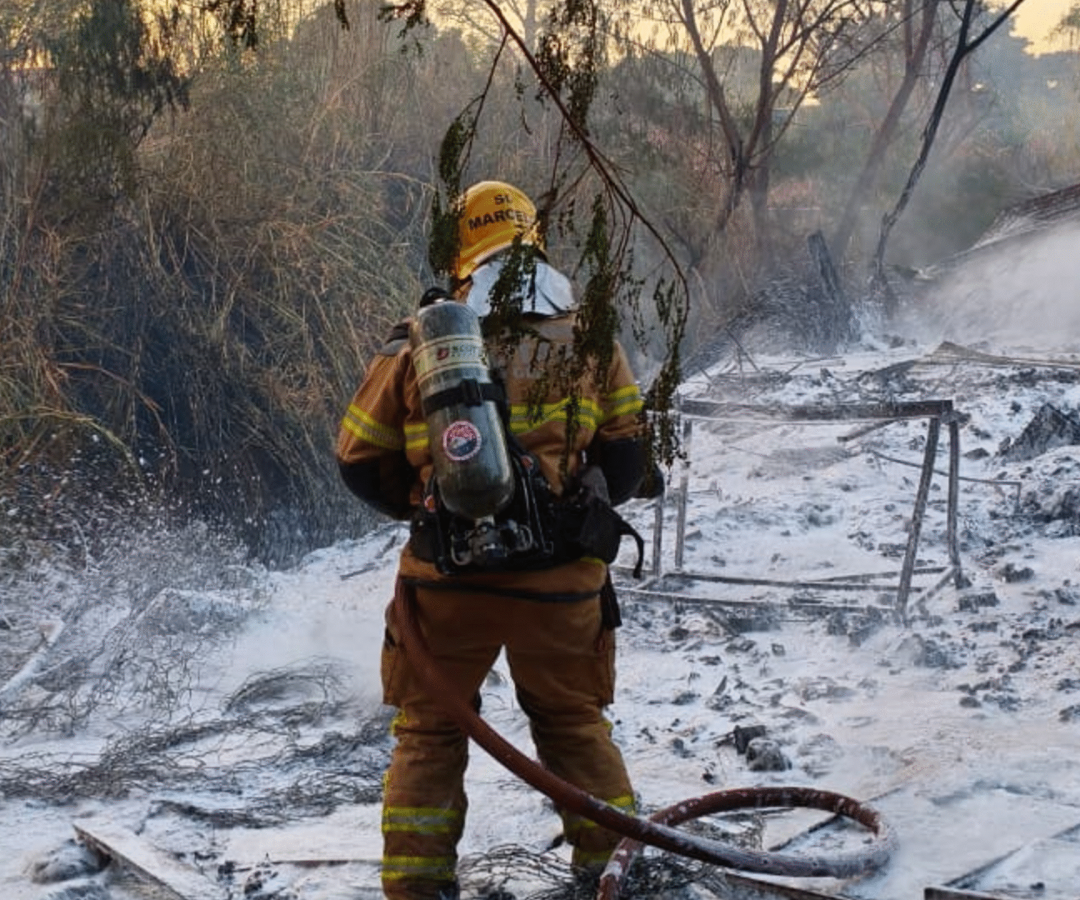 Galpão de recicláveis pega fogo no bairro Lourdes, em Uberaba