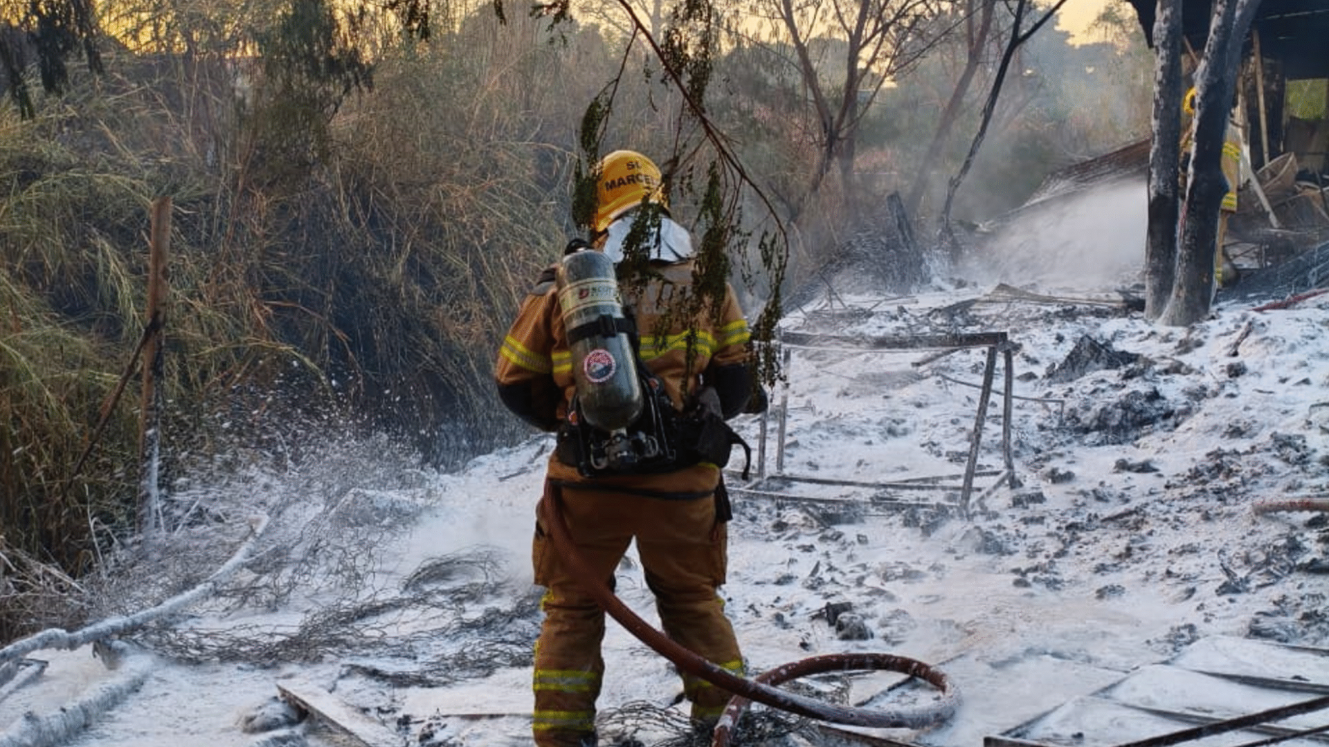Galpão de recicláveis pega fogo no bairro Lourdes, em Uberaba