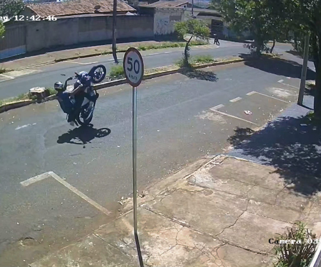 As imagens de monitoramento mostram o motociclista empinando a moto na Rua Clássica, em Uberlândia, antes de matar o idoso de 87 anos (imagem: reprodução/redes sociais)