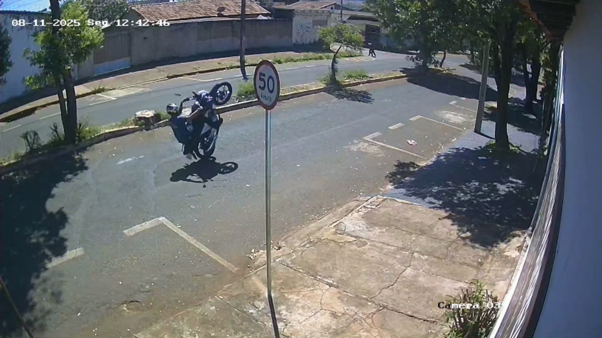 As imagens de monitoramento mostram o motociclista empinando a moto na Rua Clássica, em Uberlândia, antes de matar o idoso de 87 anos (imagem: reprodução/redes sociais)