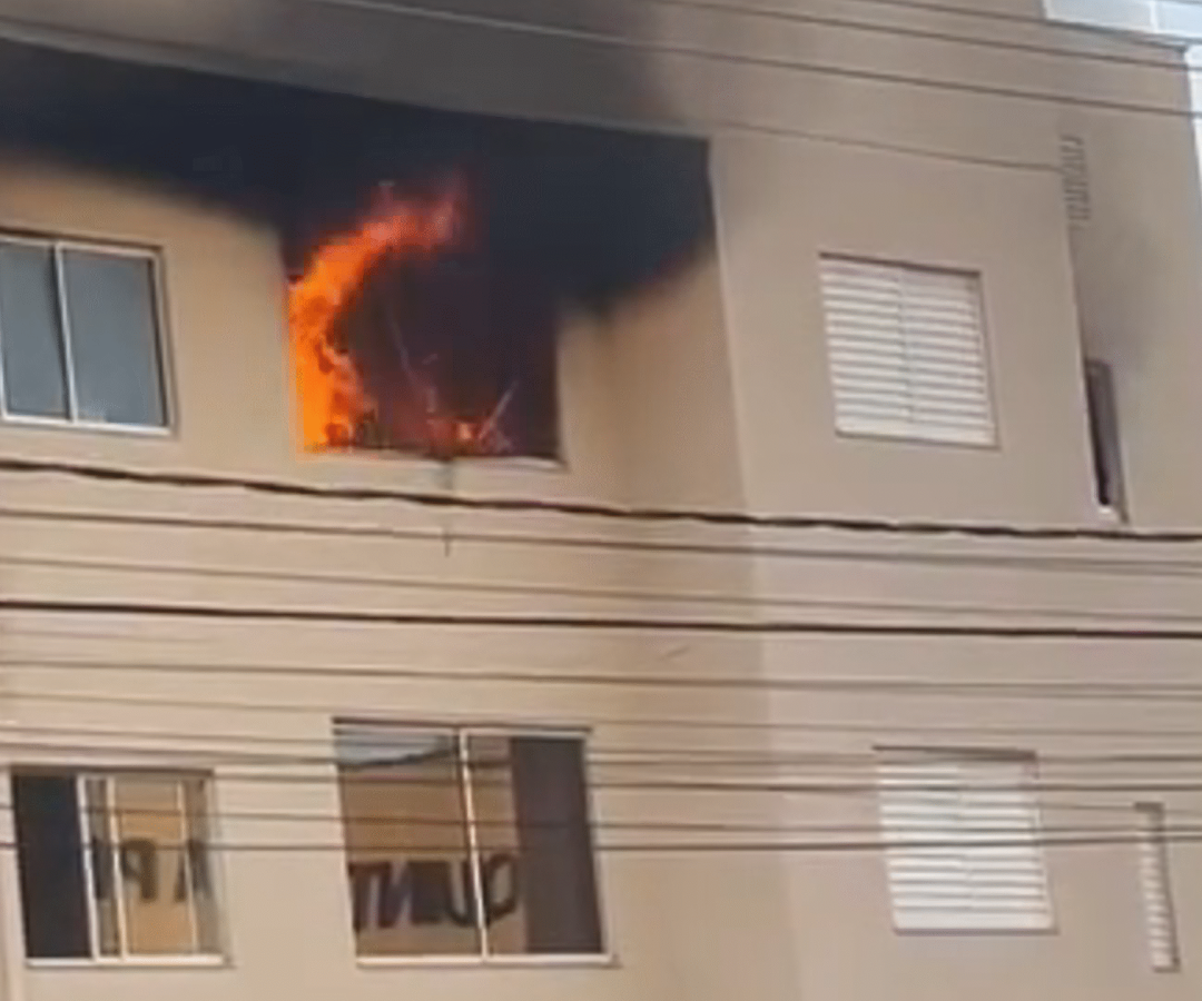 Uma mulher de 27 anos teve 67% do corpo queimado após uma explosão causada por vazamento de gás em um apartamento no Bairro Jardim Brasília, em Uberlândia (imagens: redes sociais)