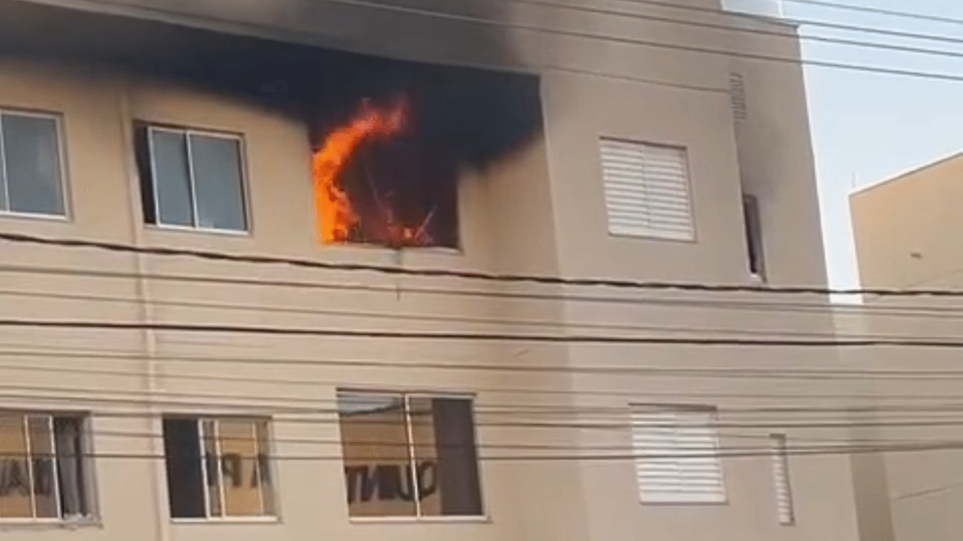 Uma mulher de 27 anos teve 67% do corpo queimado após uma explosão causada por vazamento de gás em um apartamento no Bairro Jardim Brasília, em Uberlândia (imagens: redes sociais)