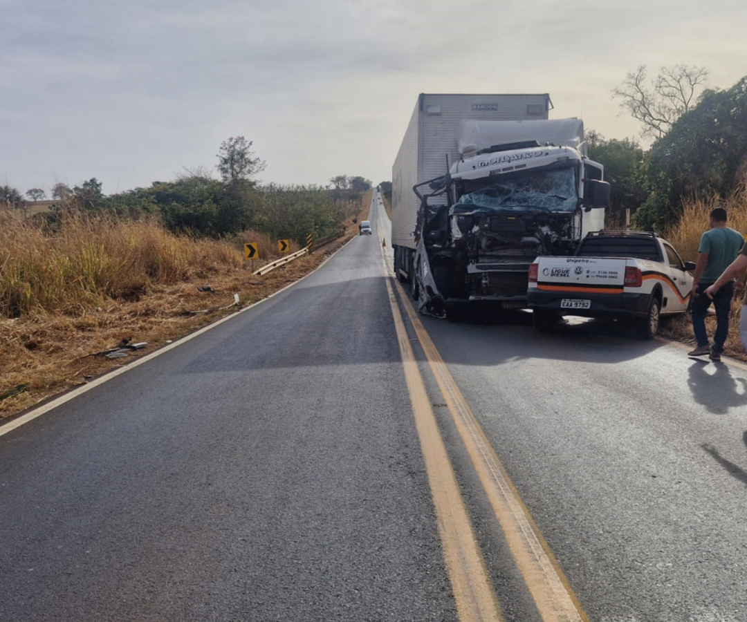Acidente na MGC-497 em Uberlândia: carretas e caminhonete se envolvem em colisão após Ema atravessar a pista