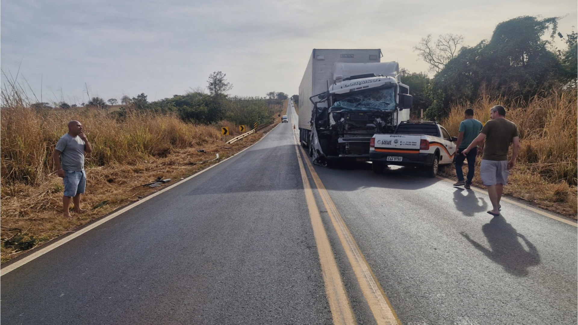 Acidente na MGC-497 em Uberlândia: carretas e caminhonete se envolvem em colisão após Ema atravessar a pista