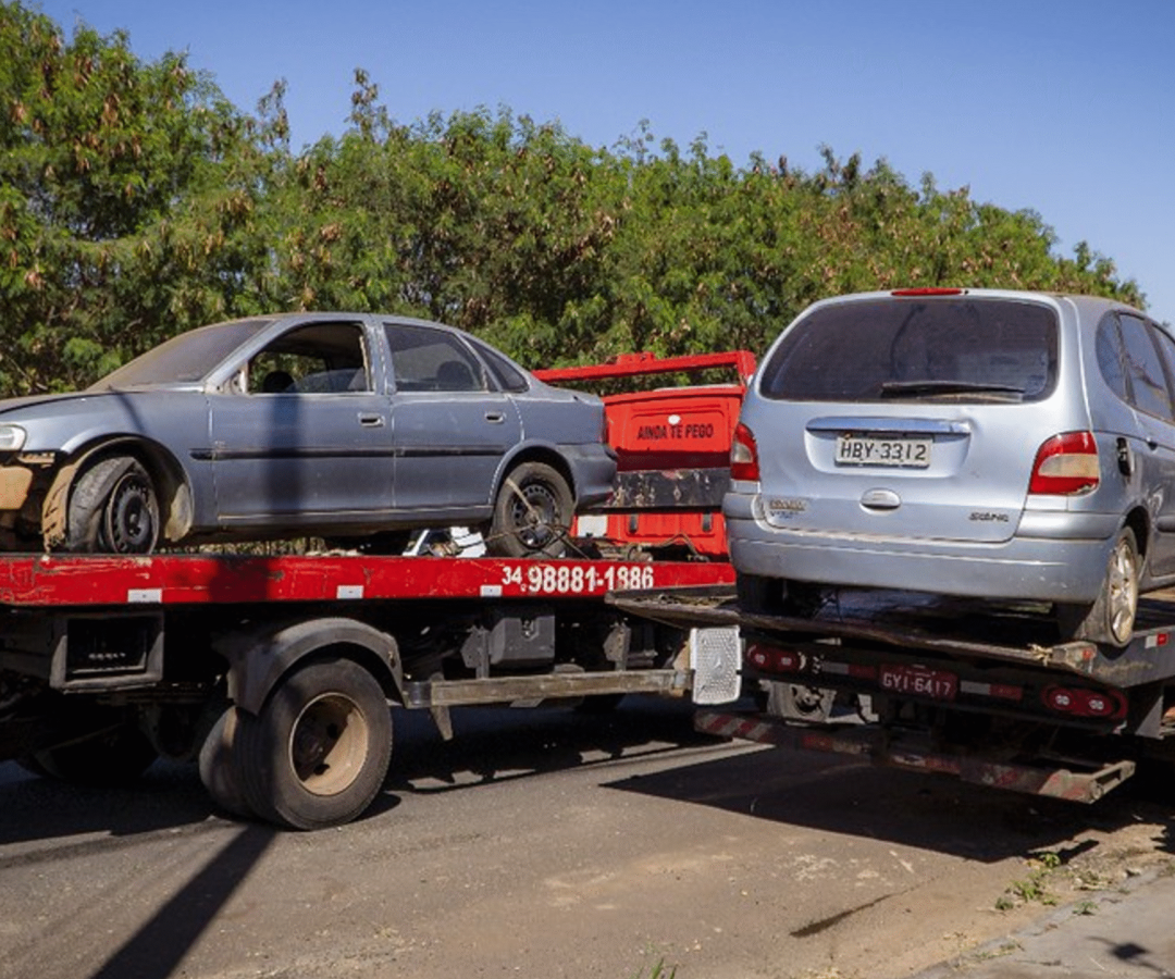 Posturas remove carcaças e veículos abandonados no Residencial Guilherme Borges (Foto: Alfredo Neto/Secom-PMU)