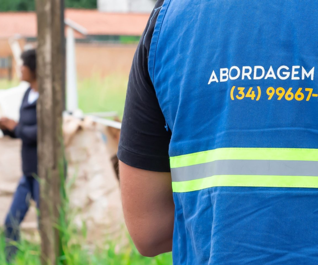 Agente realizando abordagem social em Uberaba (foto: André Santos/Secom-PMU)