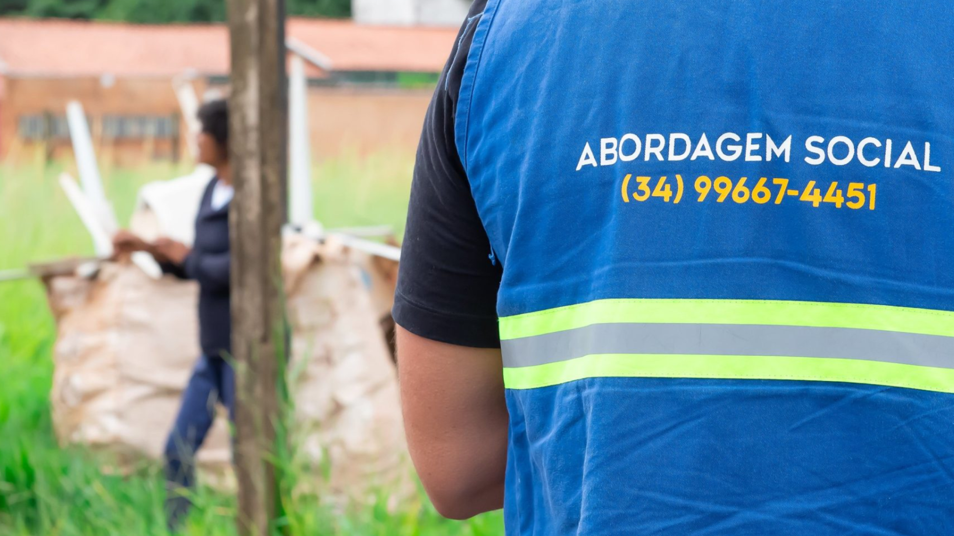 Agente realizando abordagem social em Uberaba (foto: André Santos/Secom-PMU)
