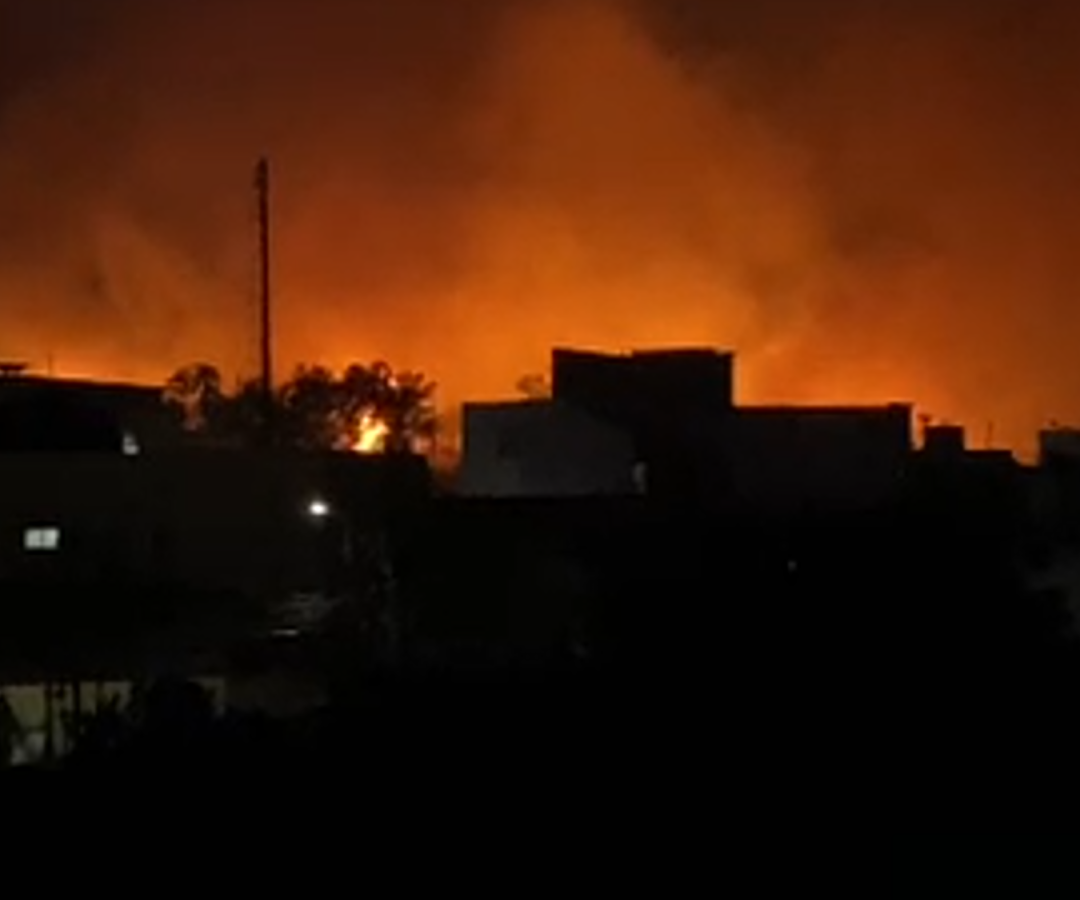 Corpo de Bombeiros Militar atuou no combate a um incêndio em área de vegetação no bairro Costa Teles I, em Uberaba