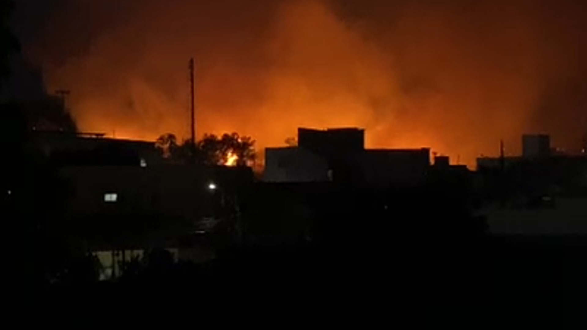 Corpo de Bombeiros Militar atuou no combate a um incêndio em área de vegetação no bairro Costa Teles I, em Uberaba