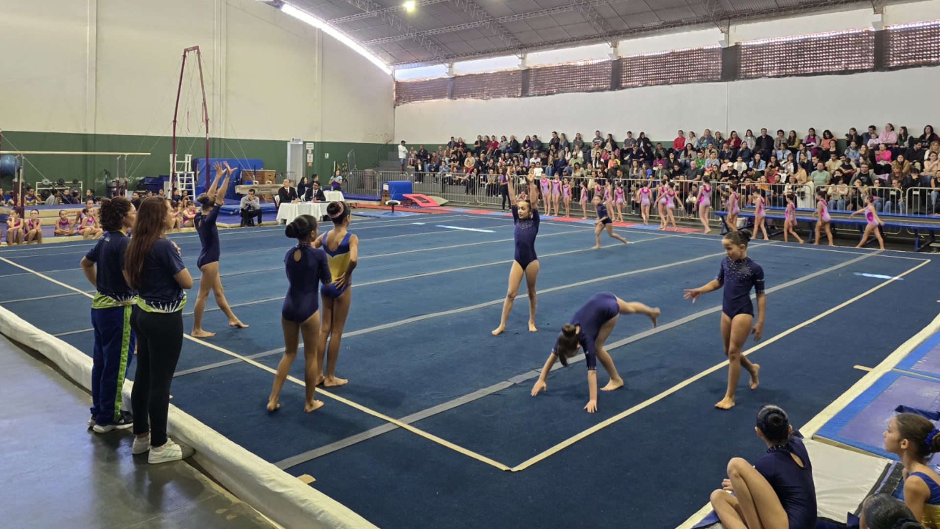 Equipe de ginástica artística de Uberlândia durante treinamento (foto: divulgação/Secom-PMU)