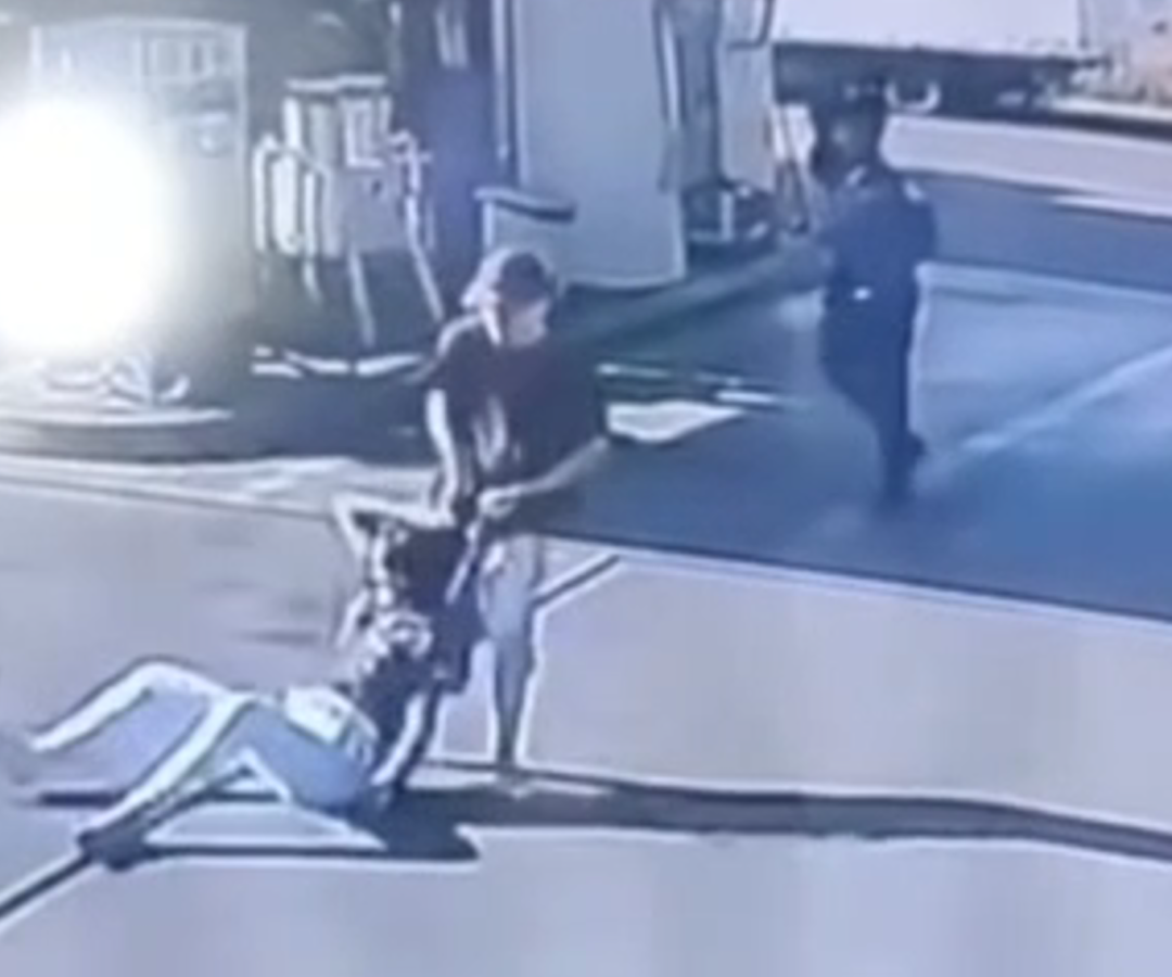 Mulher é arrastada pelos cabelos por ex-companheiro em posto de Uberlândia (imagem: reprodução)