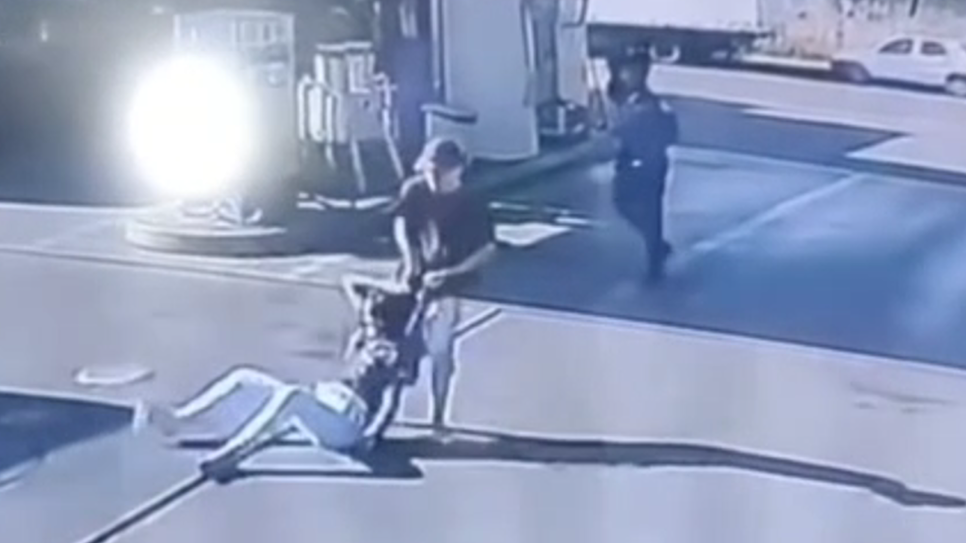 Mulher é arrastada pelos cabelos por ex-companheiro em posto de Uberlândia (imagem: reprodução)
