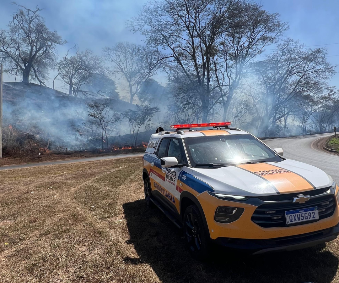 1° Grupamento da Polícia Militar Rodoviária, vinculado à 6ª Cia PM Rv, faz ação conjunta com bombeiros para combate a incêndio na MGC-154 (foto: divulgação/PMRv)