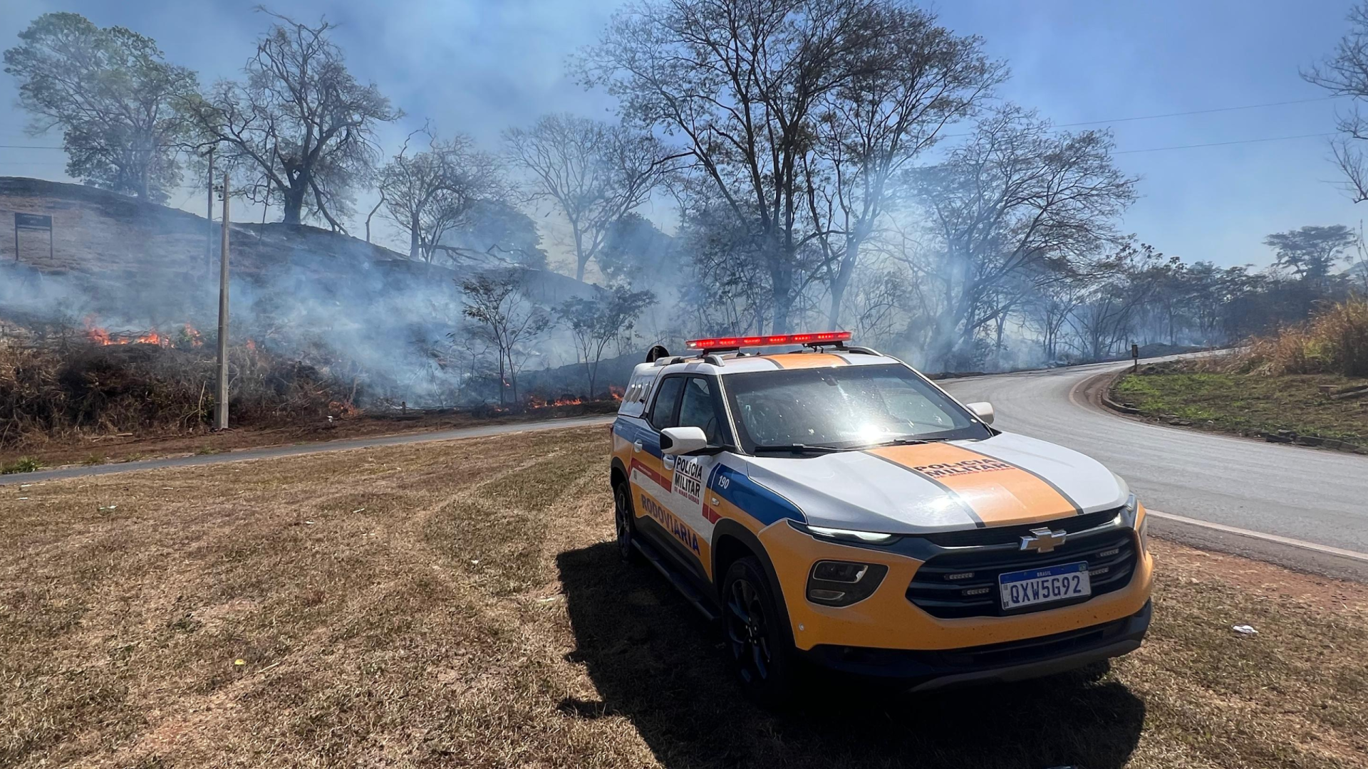 1° Grupamento da Polícia Militar Rodoviária, vinculado à 6ª Cia PM Rv, faz ação conjunta com bombeiros para combate a incêndio na MGC-154 (foto: divulgação/PMRv)