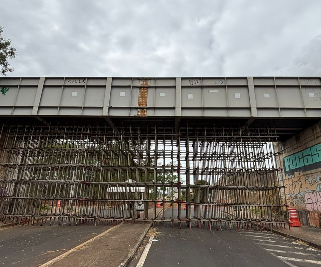 Viaduto sobre a avenida Claricinda Alves de Rezende segue escorado em Uberaba