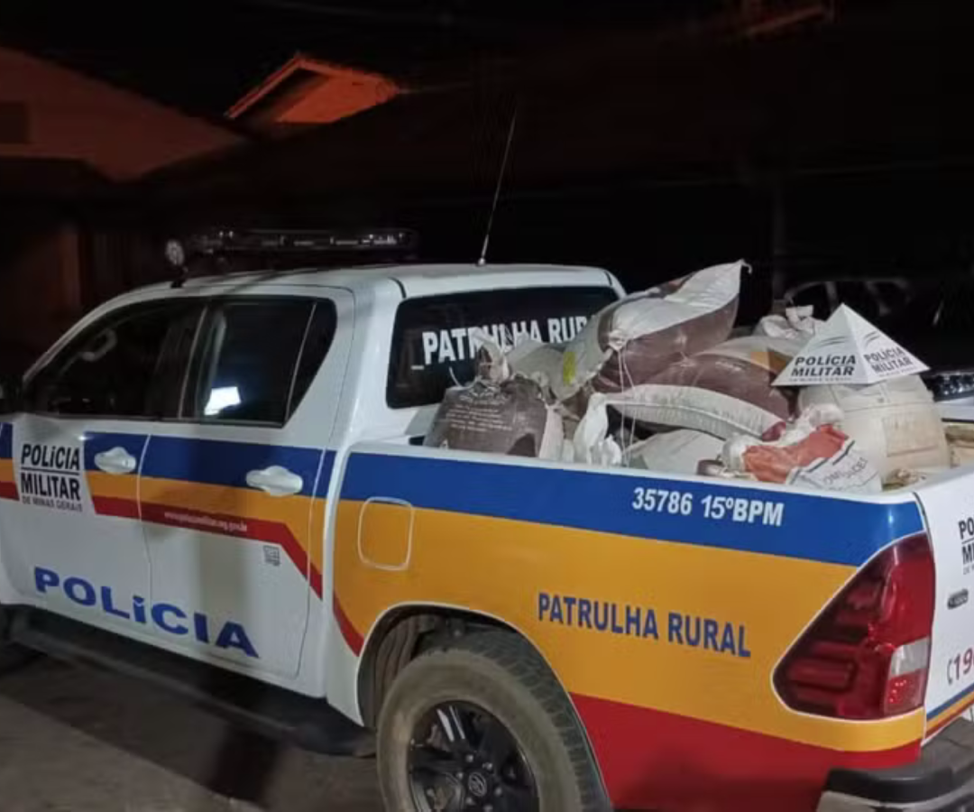 PM prende três suspeitos com café furtado escondido em caminhões no Alto Paranaíb