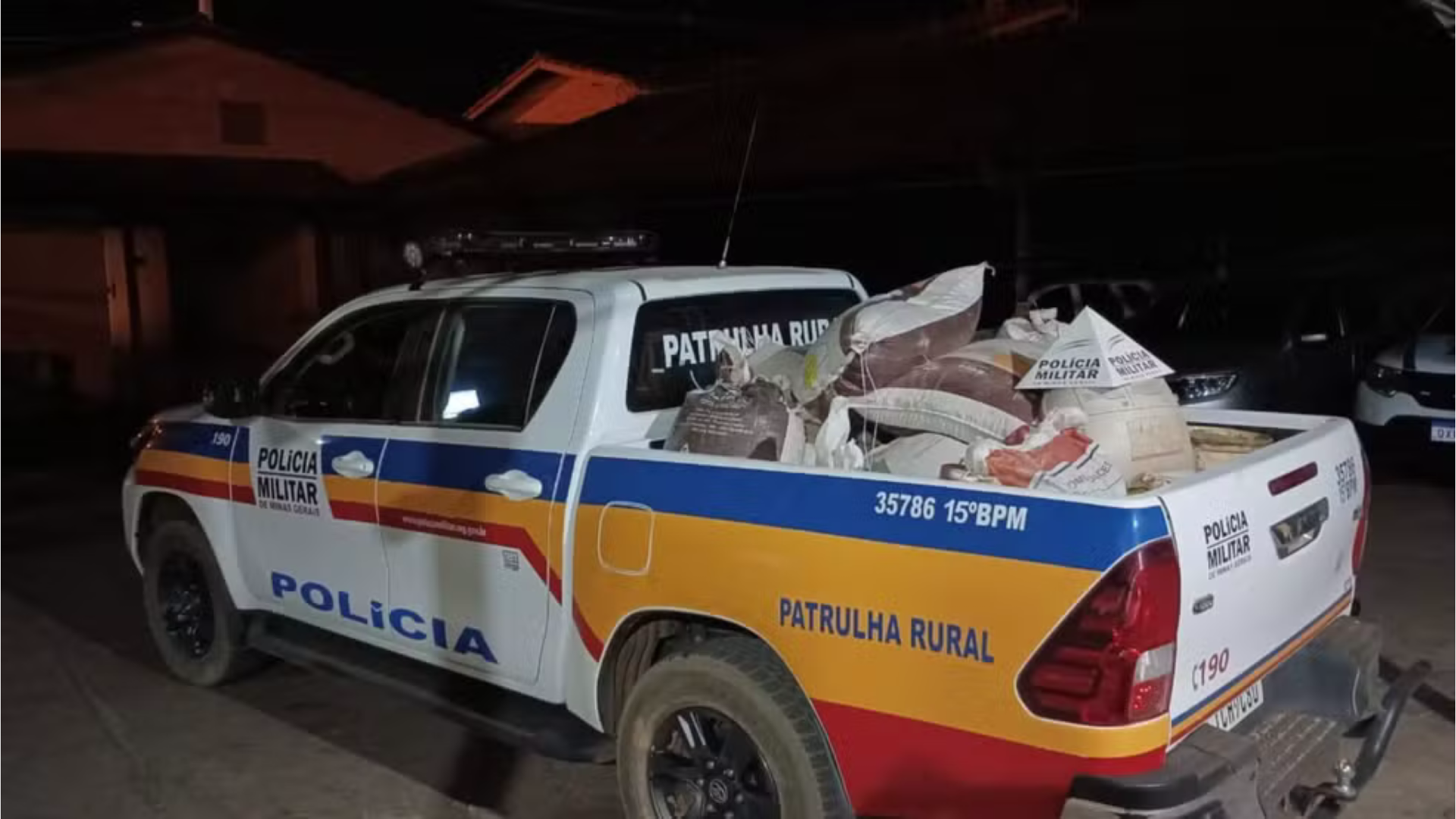 PM prende três suspeitos com café furtado escondido em caminhões no Alto Paranaíb