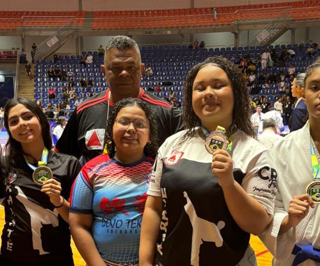 Atletas da Equipe de karatê Dojo Tekken da Associação Jovem vencedor de Uberaba (foto: arquivo pessoal)