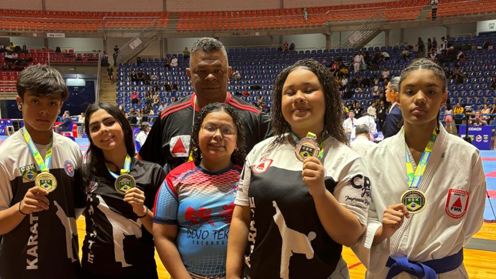 Atletas da Equipe de karatê Dojo Tekken da Associação Jovem vencedor de Uberaba (foto: arquivo pessoal)