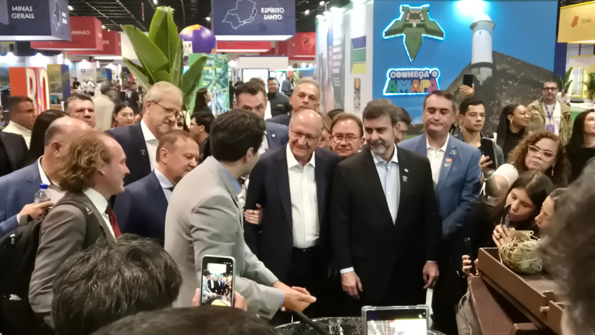 O Geoparque Uberaba está no Salão Nacional do Turismo em SP e recebeu visita do vice-presidente da República