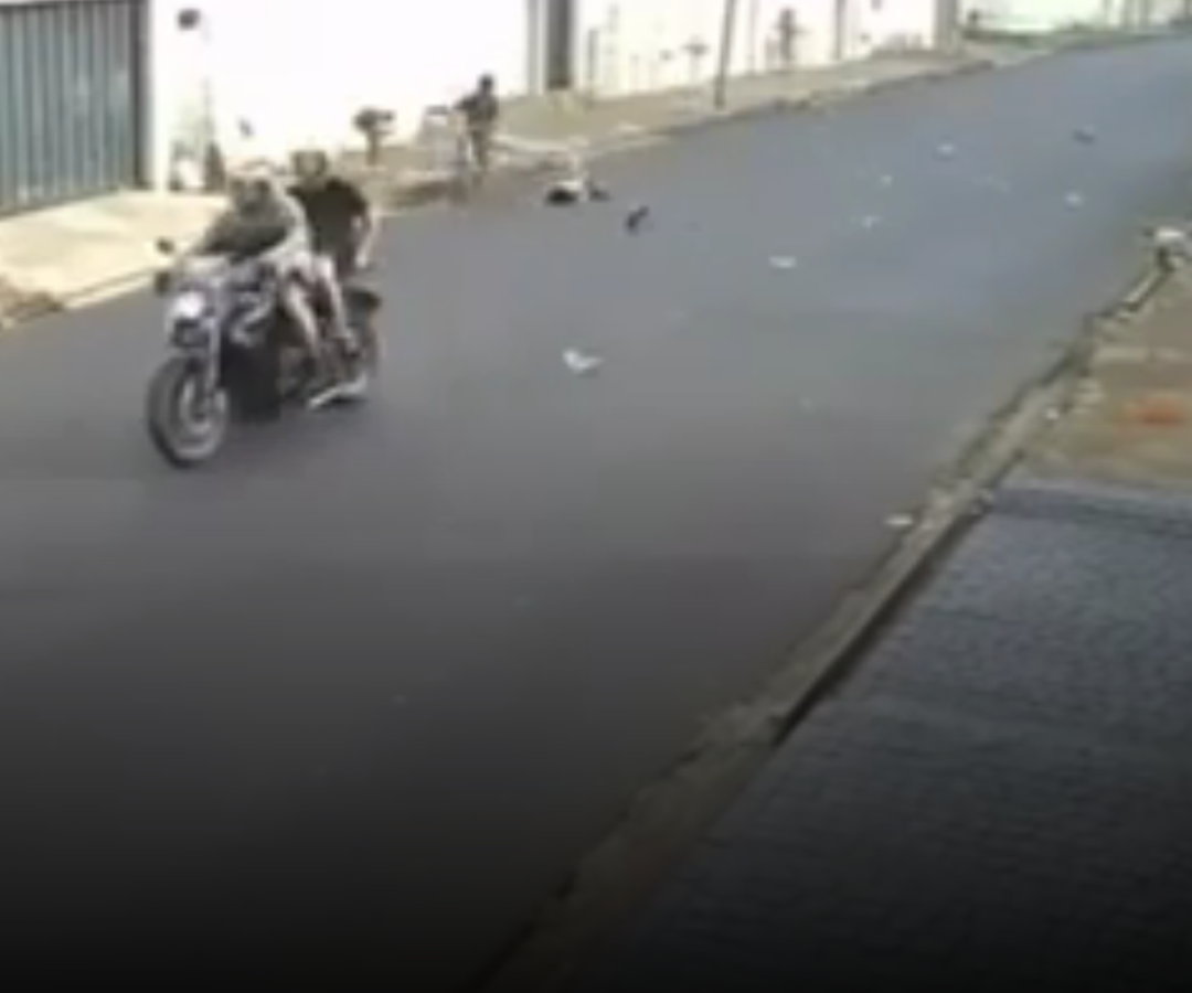 Menino de 7 anos foi atingido por moto em alta velocidade no bairro Taiaman em Uberlândia (imagem: reprodução)
