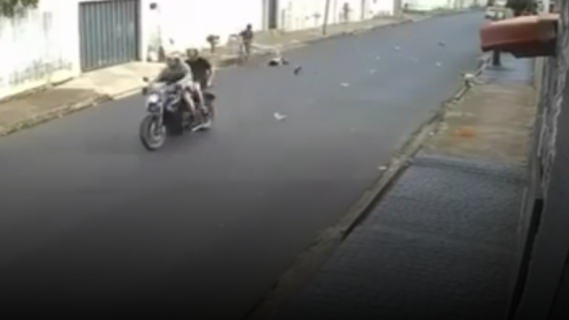 Menino de 7 anos foi atingido por moto em alta velocidade no bairro Taiaman em Uberlândia (imagem: reprodução)