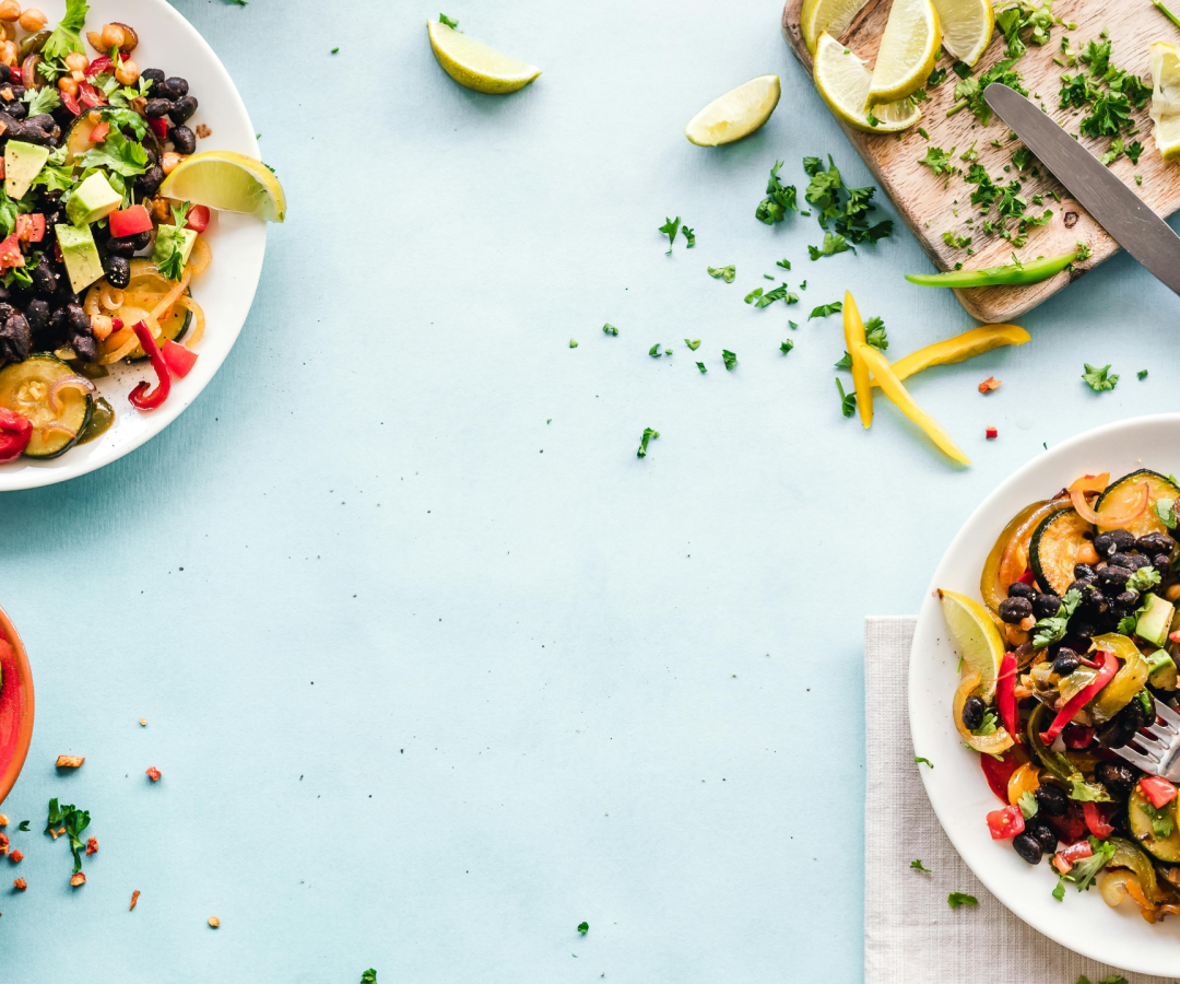 culinária e gastronomia (Foto de Ella Olsson: https://www.pexels.com/pt-br/foto/saladas-de-frutas-no-prato-1640774/)