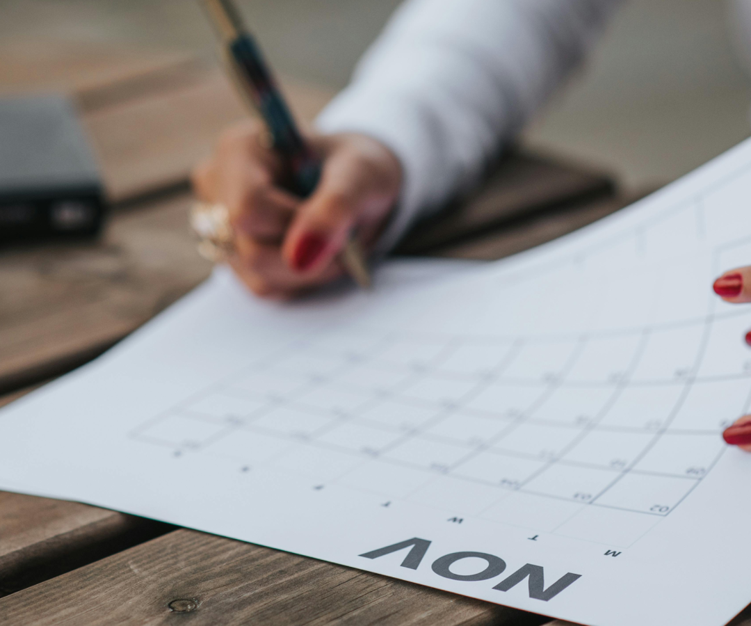 calendário (Foto de Anete Lusina: https://www.pexels.com/pt-br/foto/mulher-de-colheita-enchendo-calendario-por-mes-5239919/)