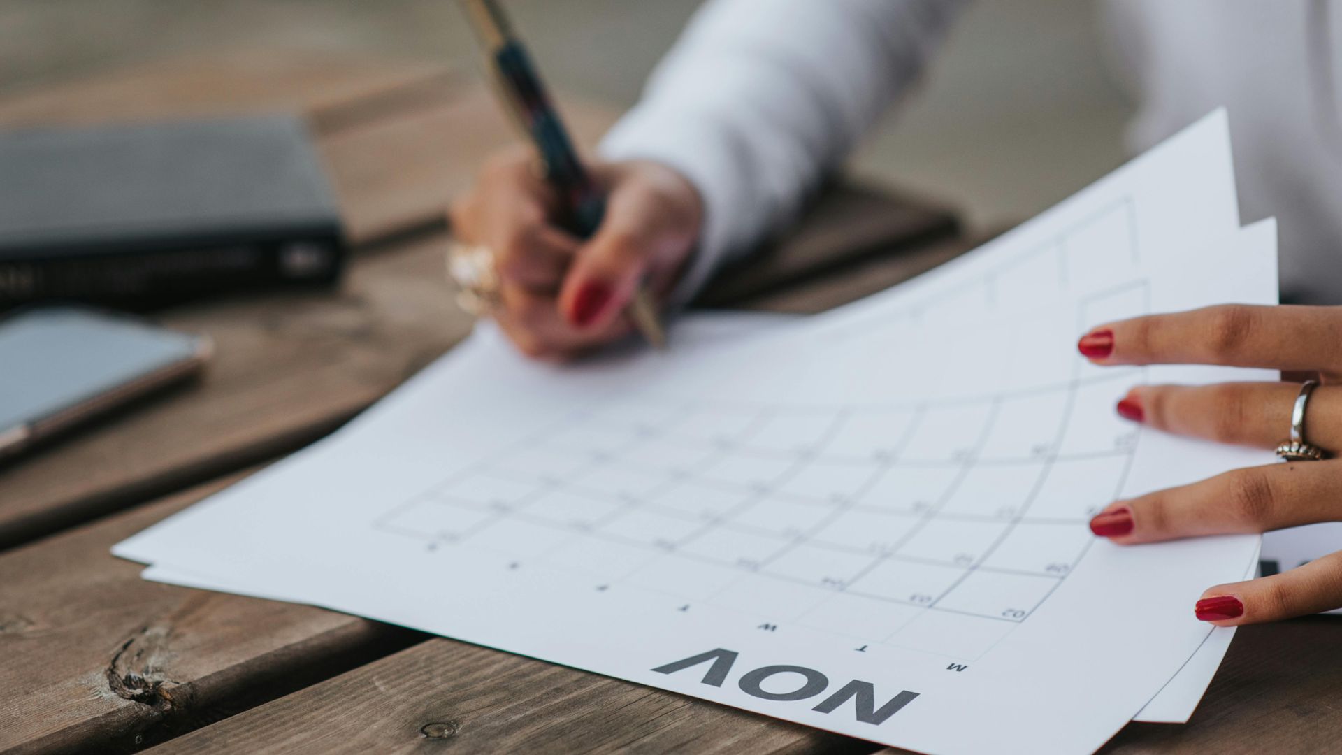 calendário (Foto de Anete Lusina: https://www.pexels.com/pt-br/foto/mulher-de-colheita-enchendo-calendario-por-mes-5239919/)