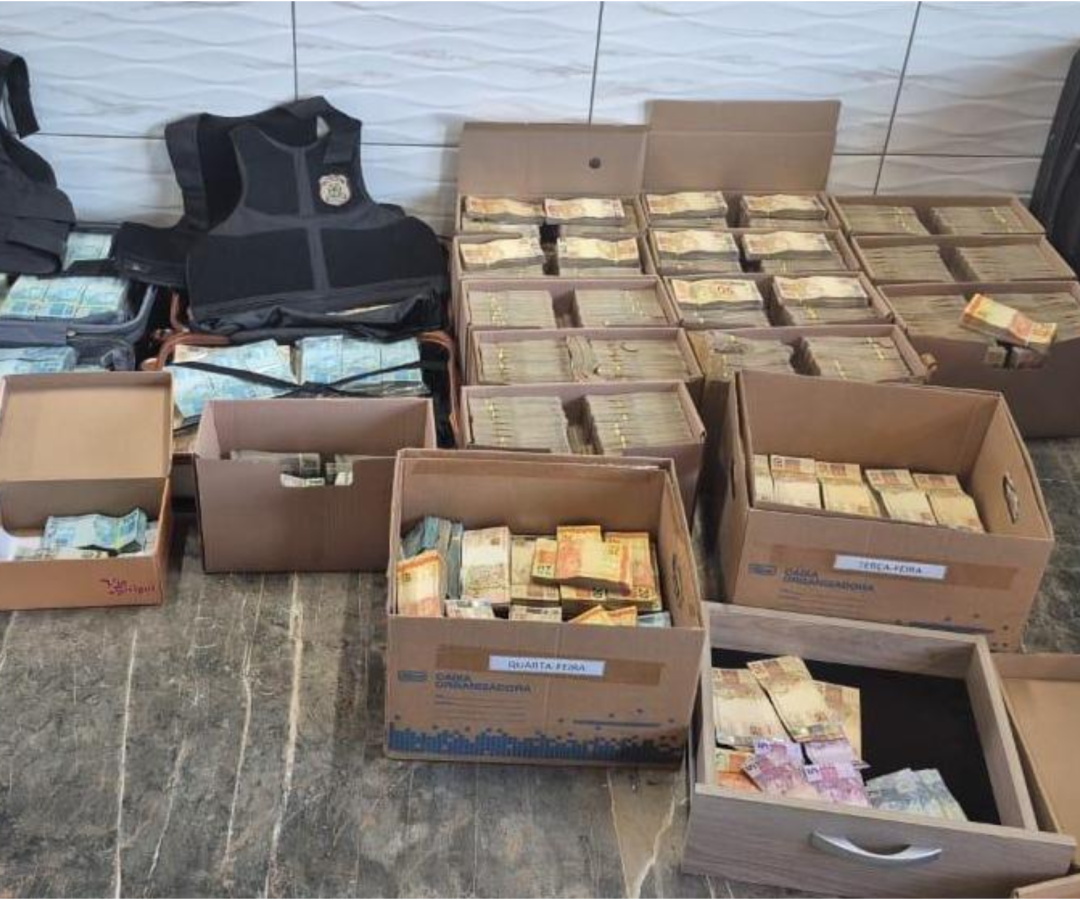 Polícia Federal realiza operação em Uberaba contra esquema de contrabando de cigarros. Veículos foram apreendidos no bairro Cyrela.