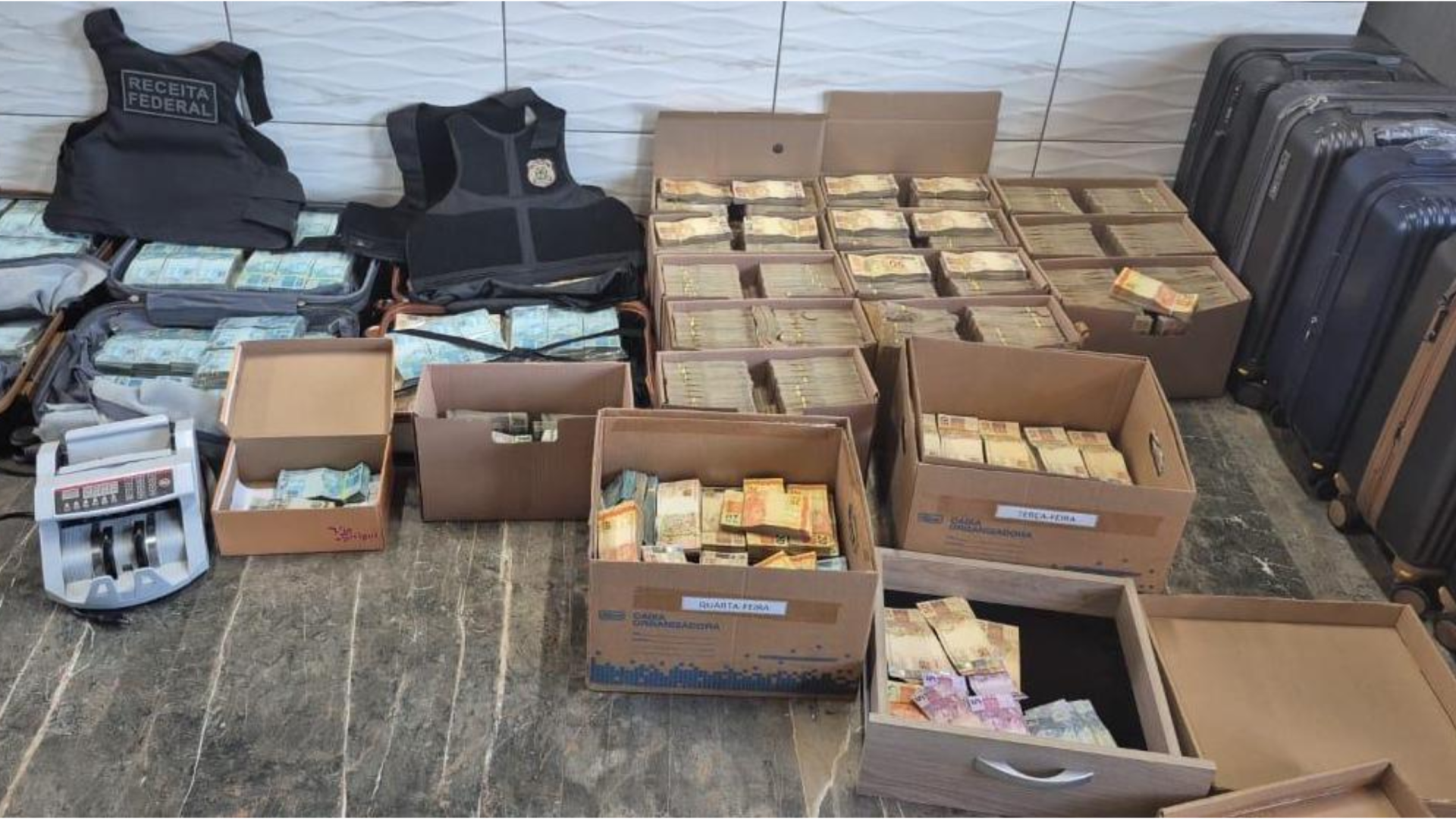 Polícia Federal realiza operação em Uberaba contra esquema de contrabando de cigarros. Veículos foram apreendidos no bairro Cyrela.