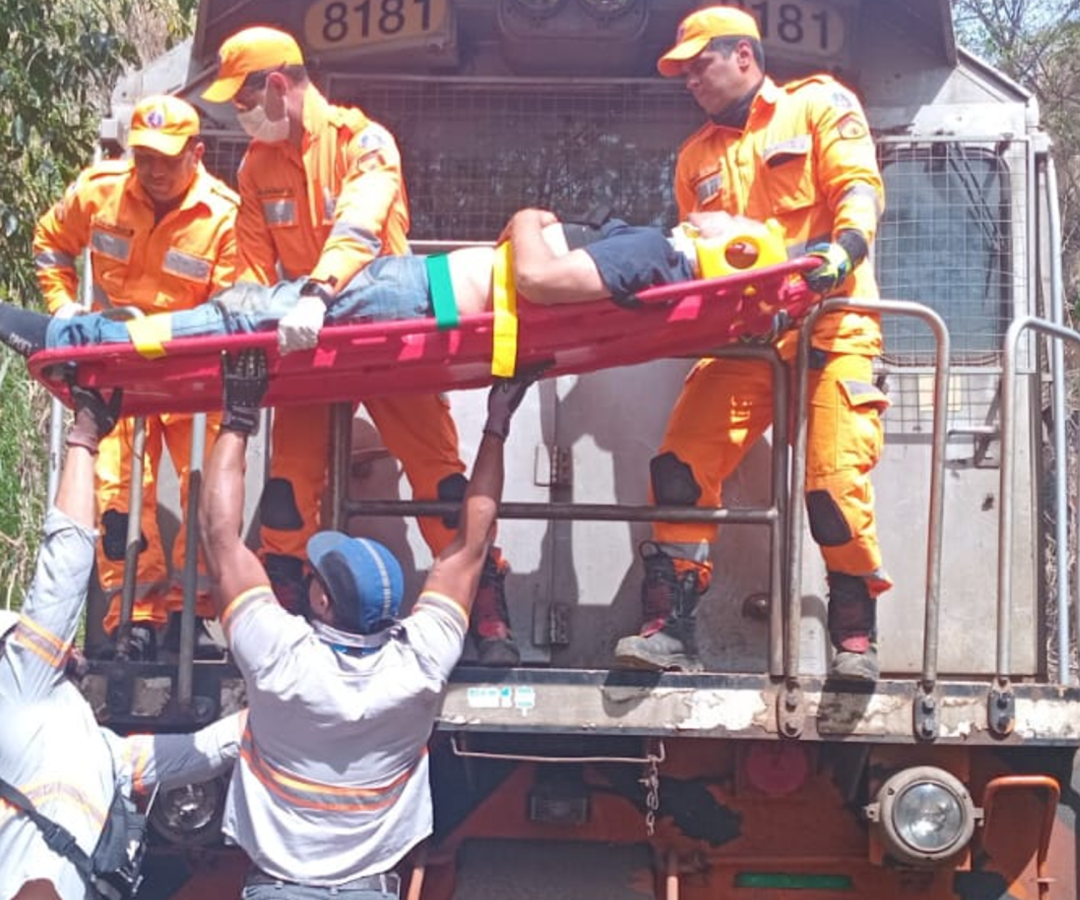 Homem é socorrido após ser empurrado de 12 metros em área ferroviária no bairro Estados Unidos, em Uberaba