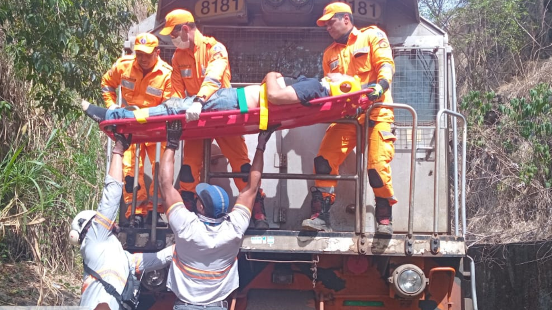 Homem é socorrido após ser empurrado de 12 metros em área ferroviária no bairro Estados Unidos, em Uberaba