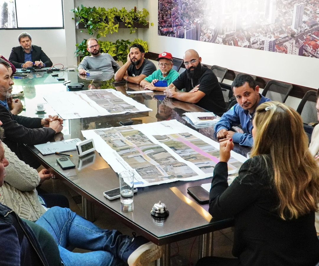 Prefeita Elisa recebe comissão para falar sobre solução no trânsito do Jardim Maracanã (foto: Lílian Veronezi/Secom-PMU)