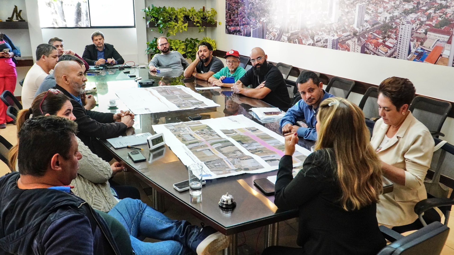 Prefeita Elisa recebe comissão para falar sobre solução no trânsito do Jardim Maracanã (foto: Lílian Veronezi/Secom-PMU)