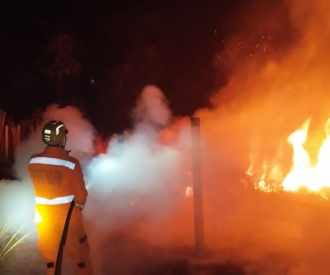 Incêndio atinge vegetação e mobiliza bombeiros por duas horas em Uberaba