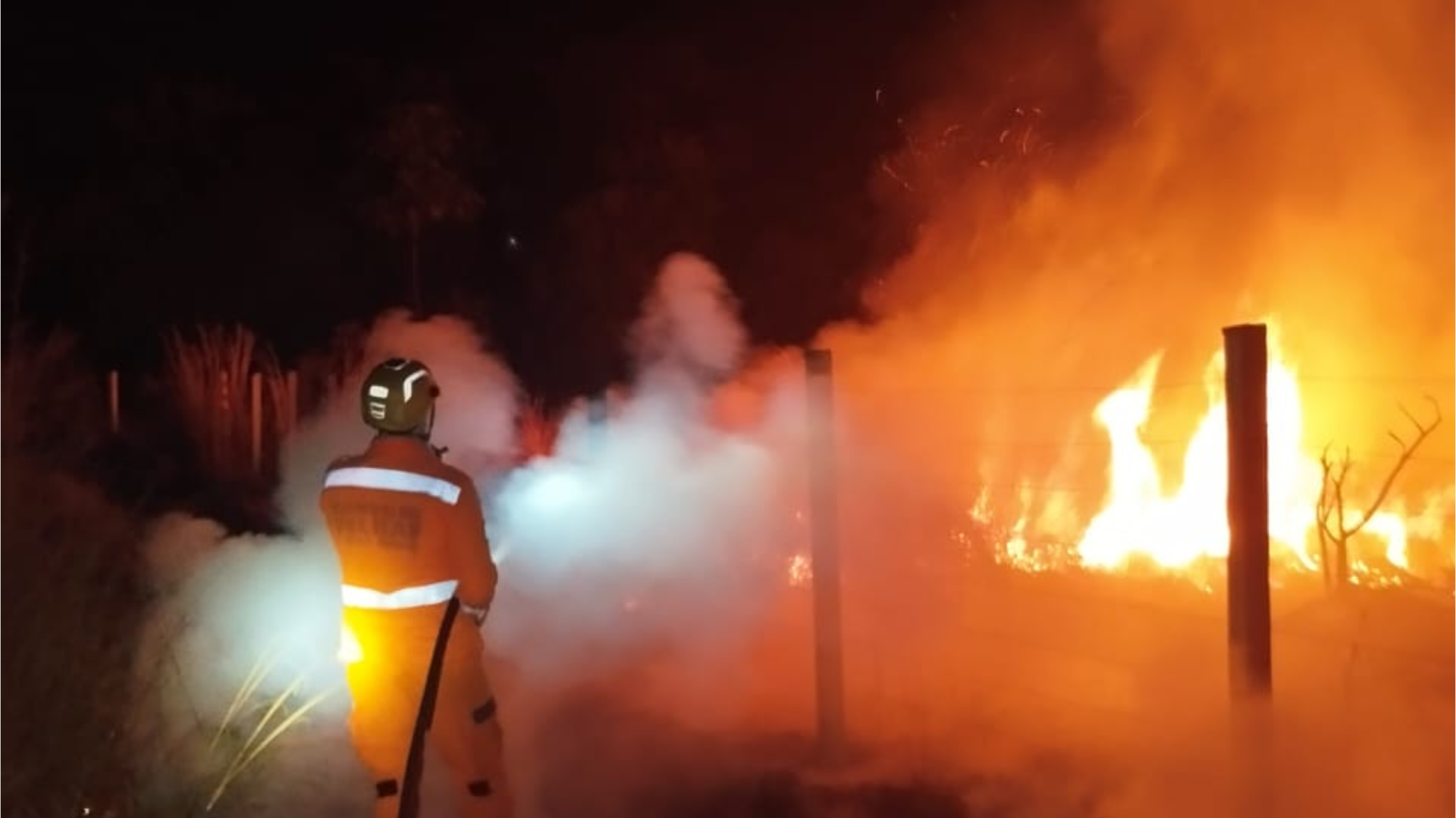 Incêndio atinge vegetação e mobiliza bombeiros por duas horas em Uberaba