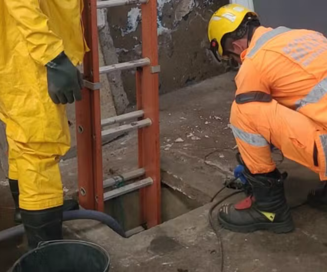 Limpeza de fossa séptica revela ossada humana com marcas de tiros em Uberlândia