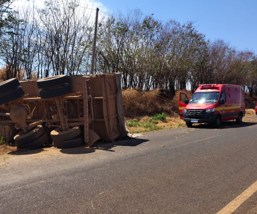 Motorista fica ferido após tombamento de caminhão carregado de gesso na antiga Filomena Cartafina, em Uberaba