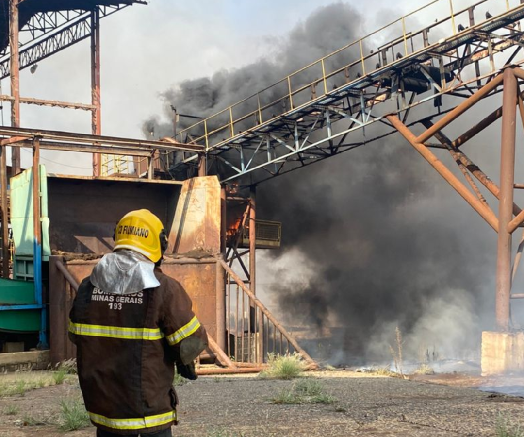 Incêndio em usina desativada mobiliza bombeiros em Sacramento